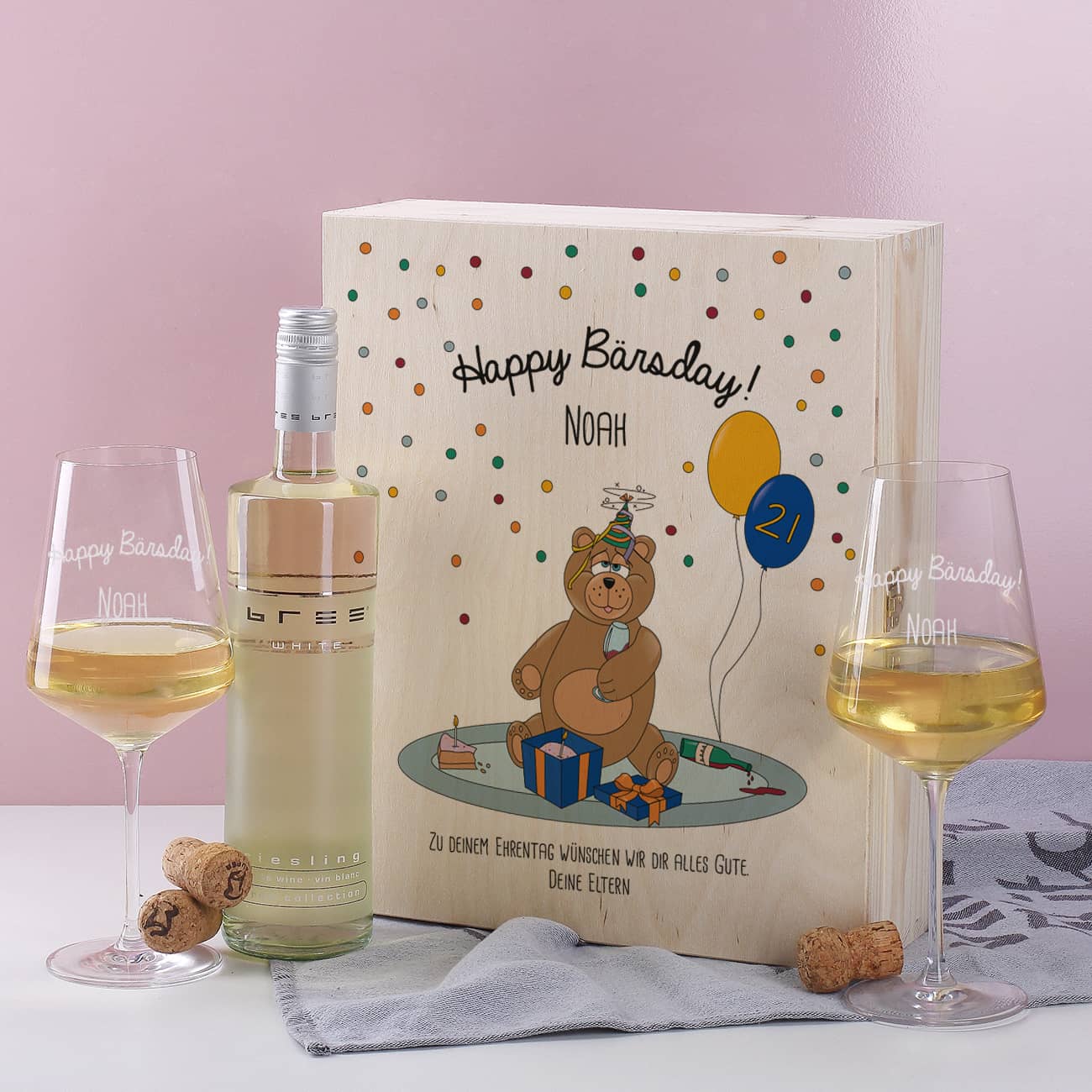 Witziges Weingeschenkset zum Geburtstag, welches eine bedruckte Holzbox und zwei gravierte Weingläser beinhaltet