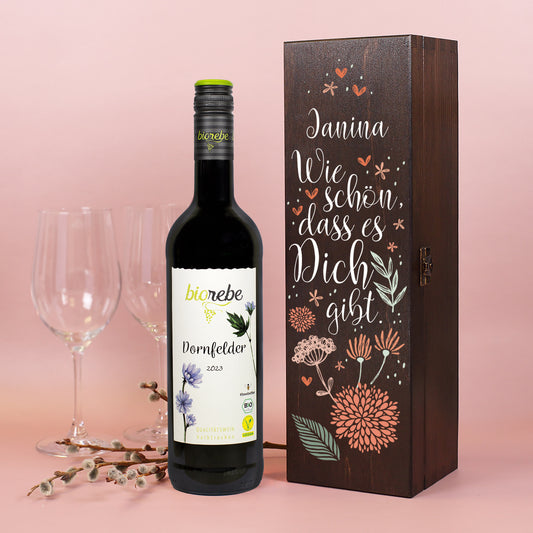 Weinflasche Dornfelder 2023 von Biorebe mit zwei Gläsern und personalisierter Holzbox mit Blumenmotiv und Aufdruck „Wie schön, dass es Dich gibt“.
