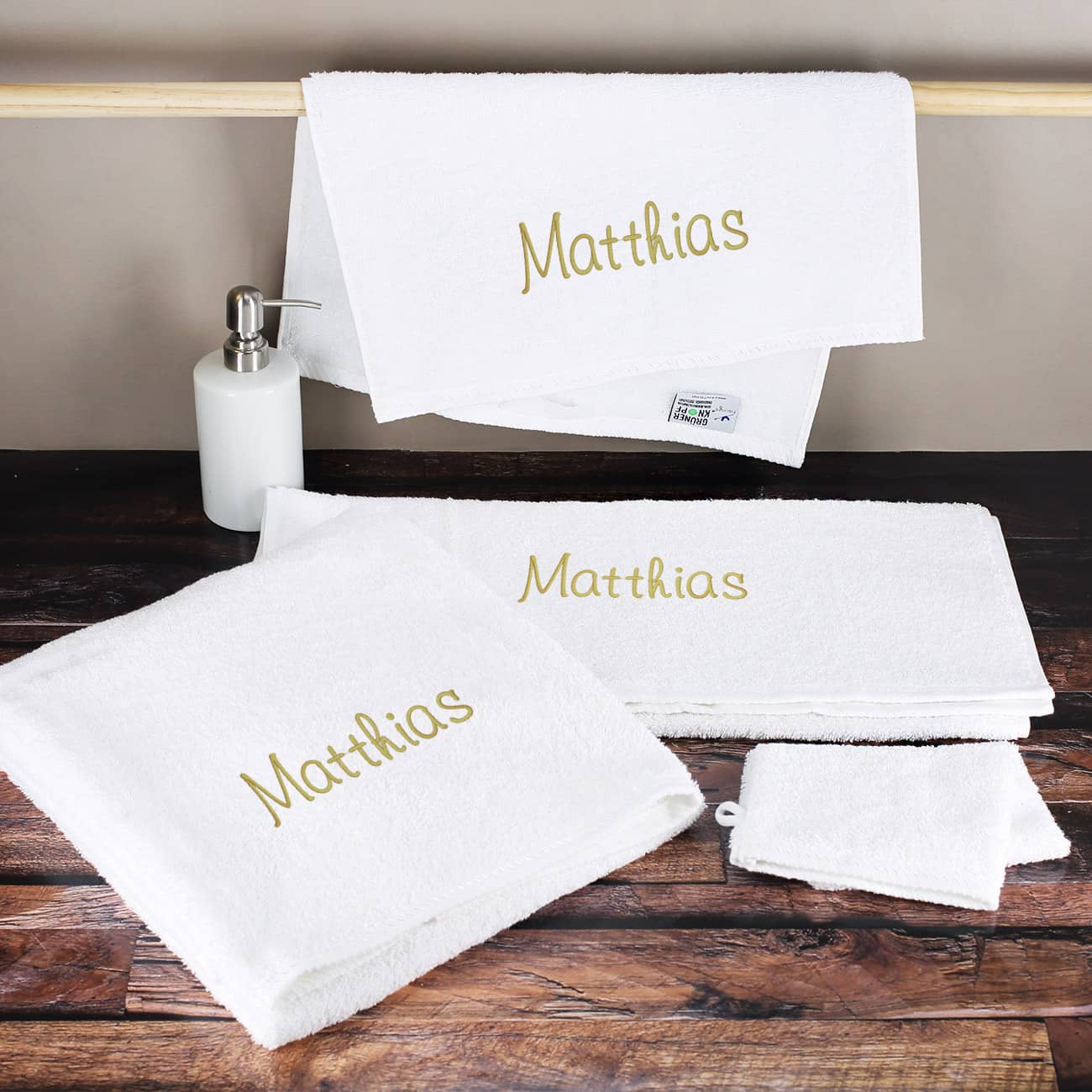 4-teiliges Handtuchset in Weiß mit Name bestickt in Gold