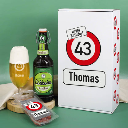 Geburstagsgeschenkset mit bedruckter Pappbox, gravierter Plistulpe, Leikeimbier 0,5L und einem Salamisnack
