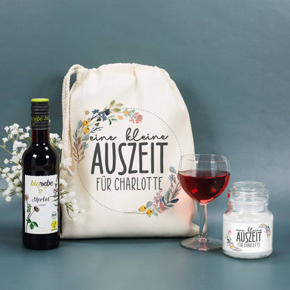 Geschenkset mit Merlot Rotwein, Geschenkbeutel mit Name, Weinglas und Duftkerze mit Name