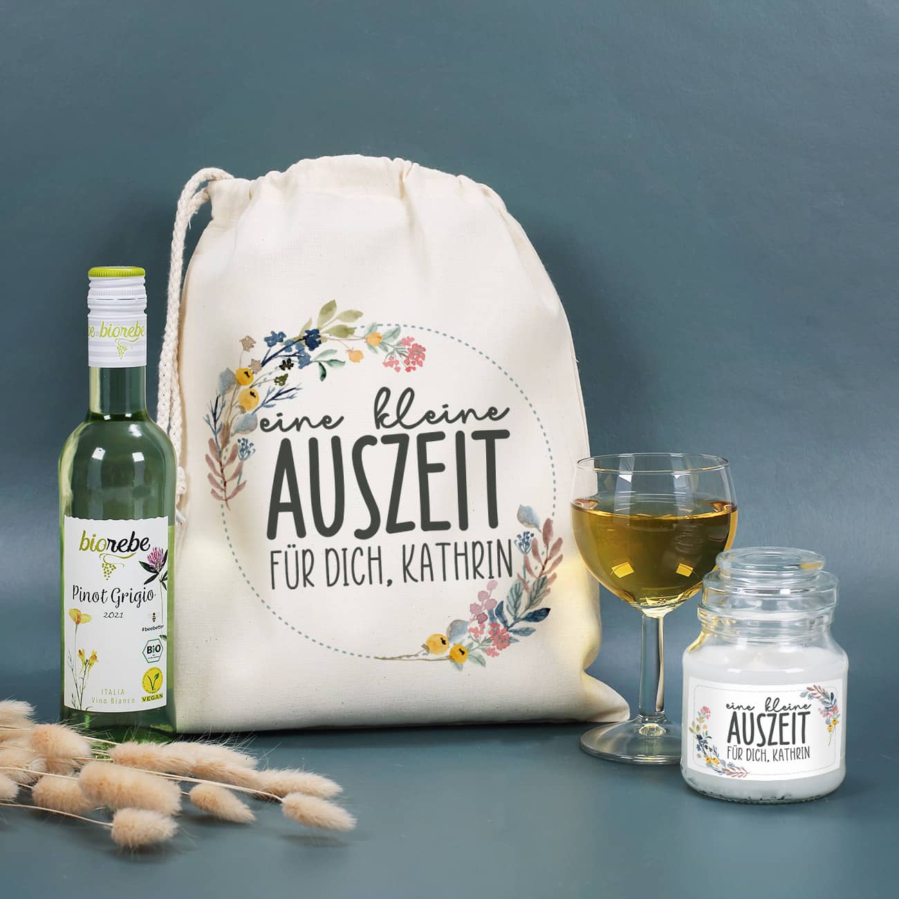 Geschenkset "Kleine Auszeit für dich" bestehend aus Wein, Geschenkbeutel, Weinglas und Duftkerze