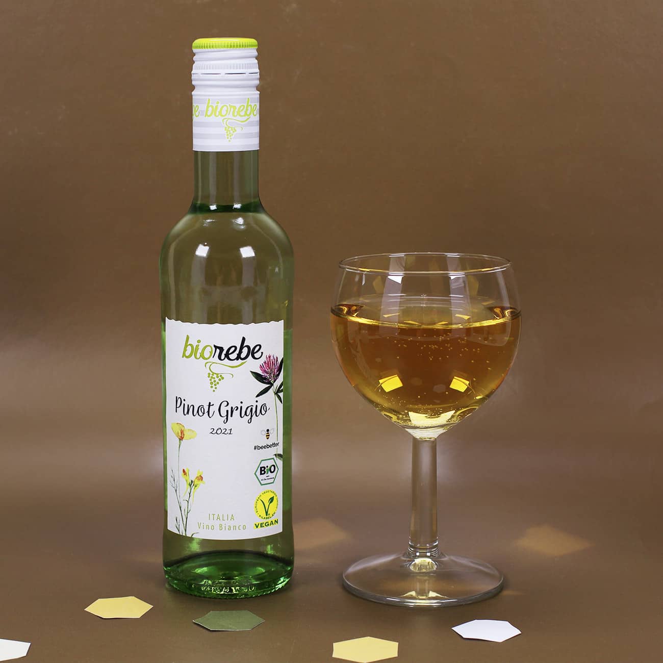 Pinot Grigio Weißwein mit dazugehörigem Weinglas