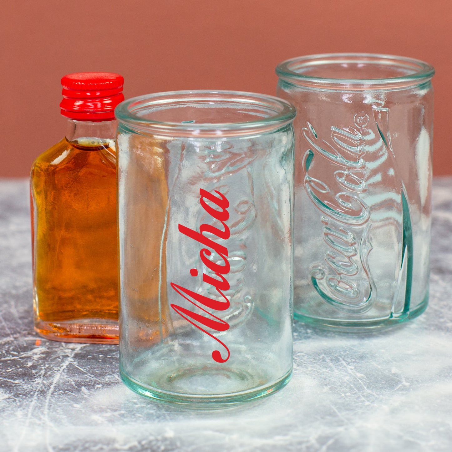 Personalisiertes Coca-Cola Shotglas mit rotem Namen Micha und geprägtem Schriftzug auf der Rückseite
