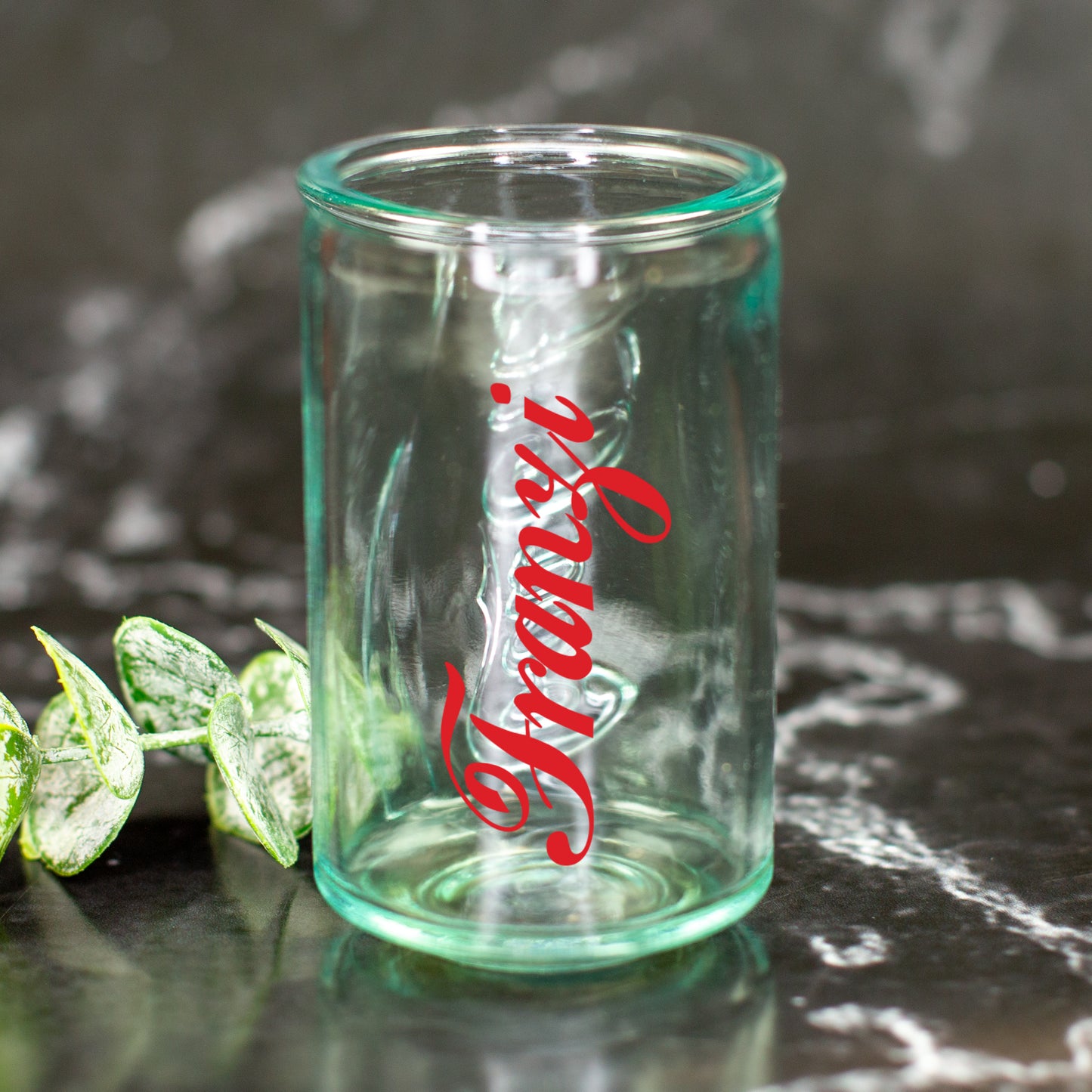 Personalisiertes Mini Shotglas mit rotem Namen Franzi im Coca-Cola Retro-Stil auf dunkler Oberfläche