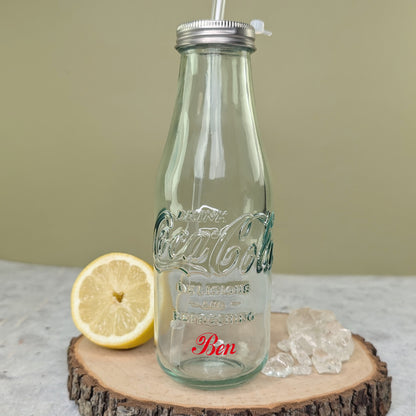 Nahaufnahme des gedruckten Namens auf der Flasche – individuelle Gestaltung