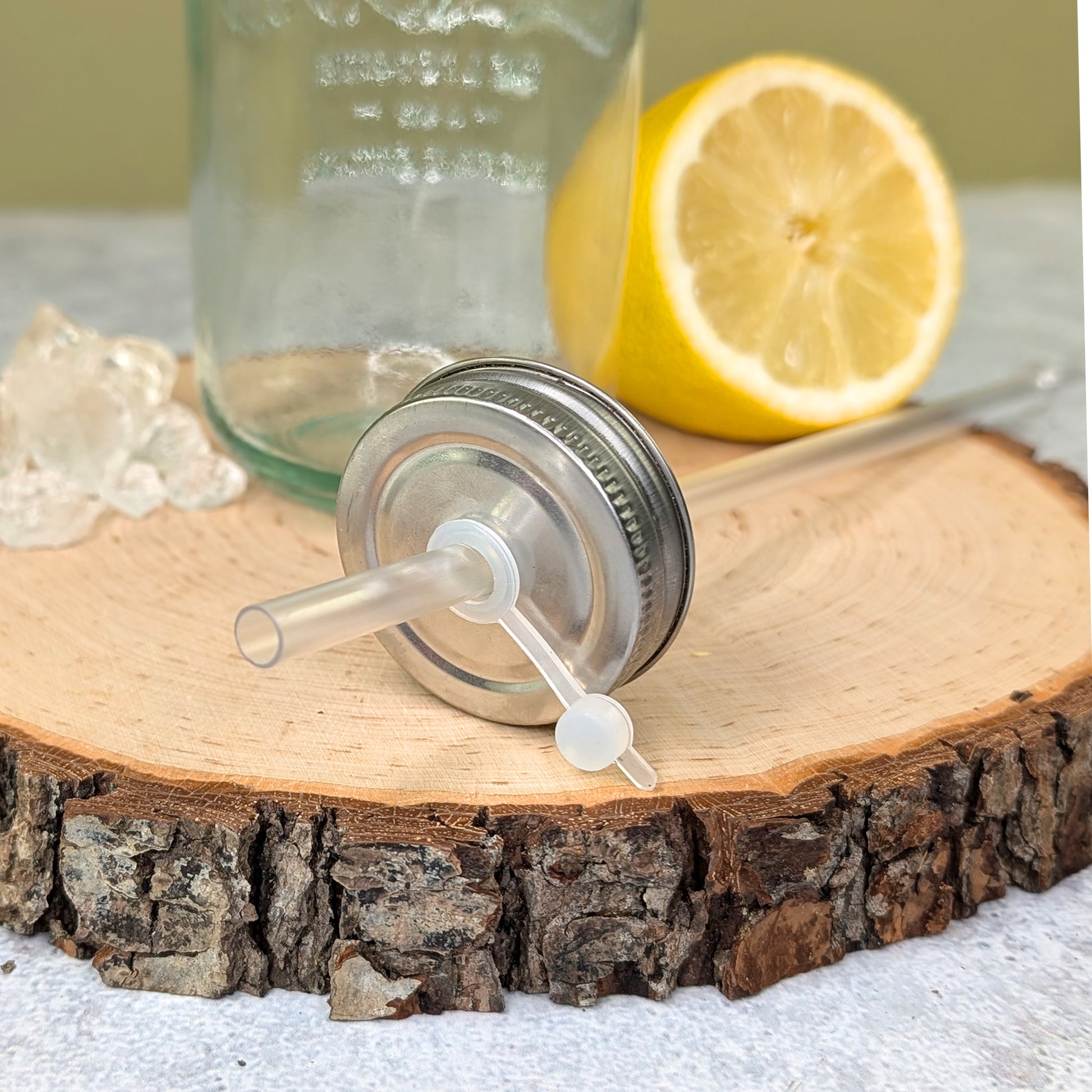 Nahaufnahme des Deckels mit Strohhalm