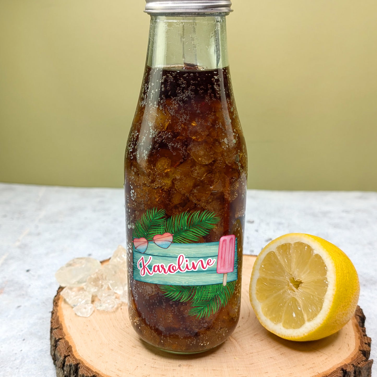 Gefüllte Retro-Coca-Cola Flasche mit Urlaubsdesign und dem Namen „Karoline“