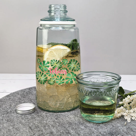 Glaskaraffe gefüllt mit Glas daneben – einsatzbereit serviert