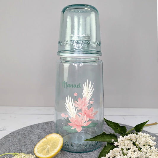 Karaffe mit Seerosen-Motiv und personalisiertem Namen – frontal fotografiert