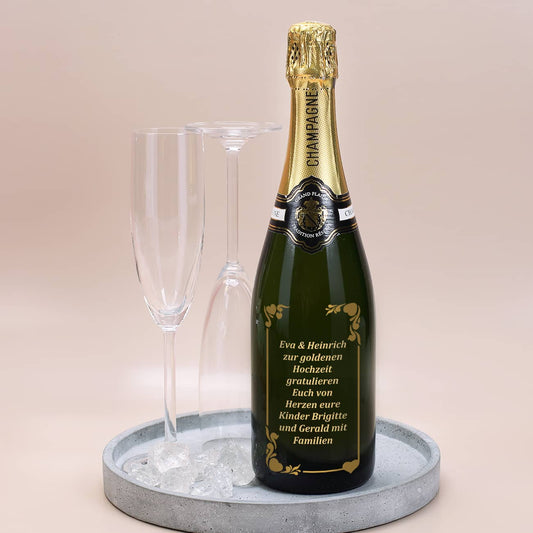 Goldene Gravur auf Champagnerflasche mit Herzen und Wunschtext