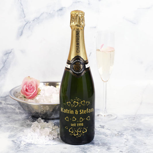 Champagner zum Hochzeitstag mit Herzen, Namen und Datum