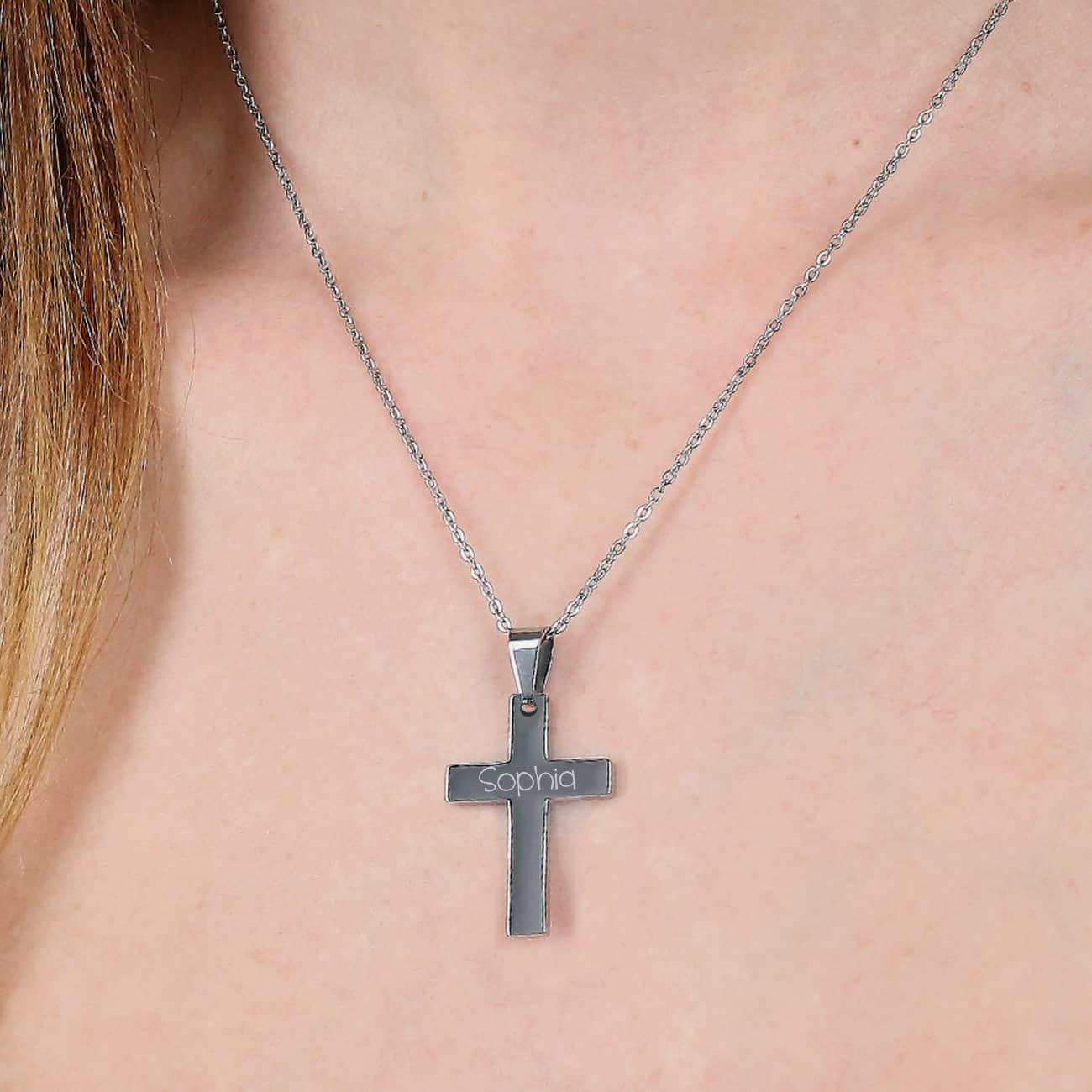 Silberne Halskette mit Kreuz Anhänger und Name graviert zu Konfirmation