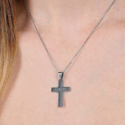 Silberne Halskette mit Kreuz Anhänger und Name graviert zu Konfirmation