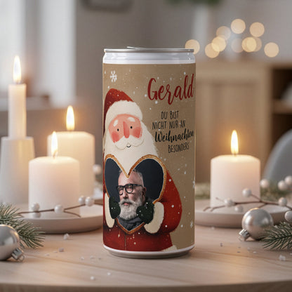 Nahaufnahme der Bierdose im Santa-Design mit Foto, Name und Spruch in weihnachtlicher Umgebung.