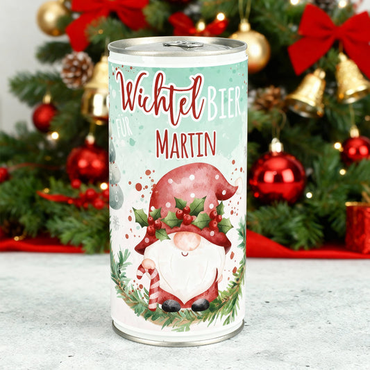 Wichtelbier-Dose mit Wichtelmotiv und Name Martin vor weihnachtlich geschmücktem Tannenbaum.
