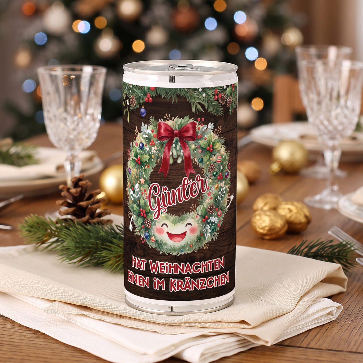 Personalisierte XXL Bierdose mit Name Günter als Weihnachtsgeschenk auf festlich gedecktem Tisch vor Weihnachtsbaum