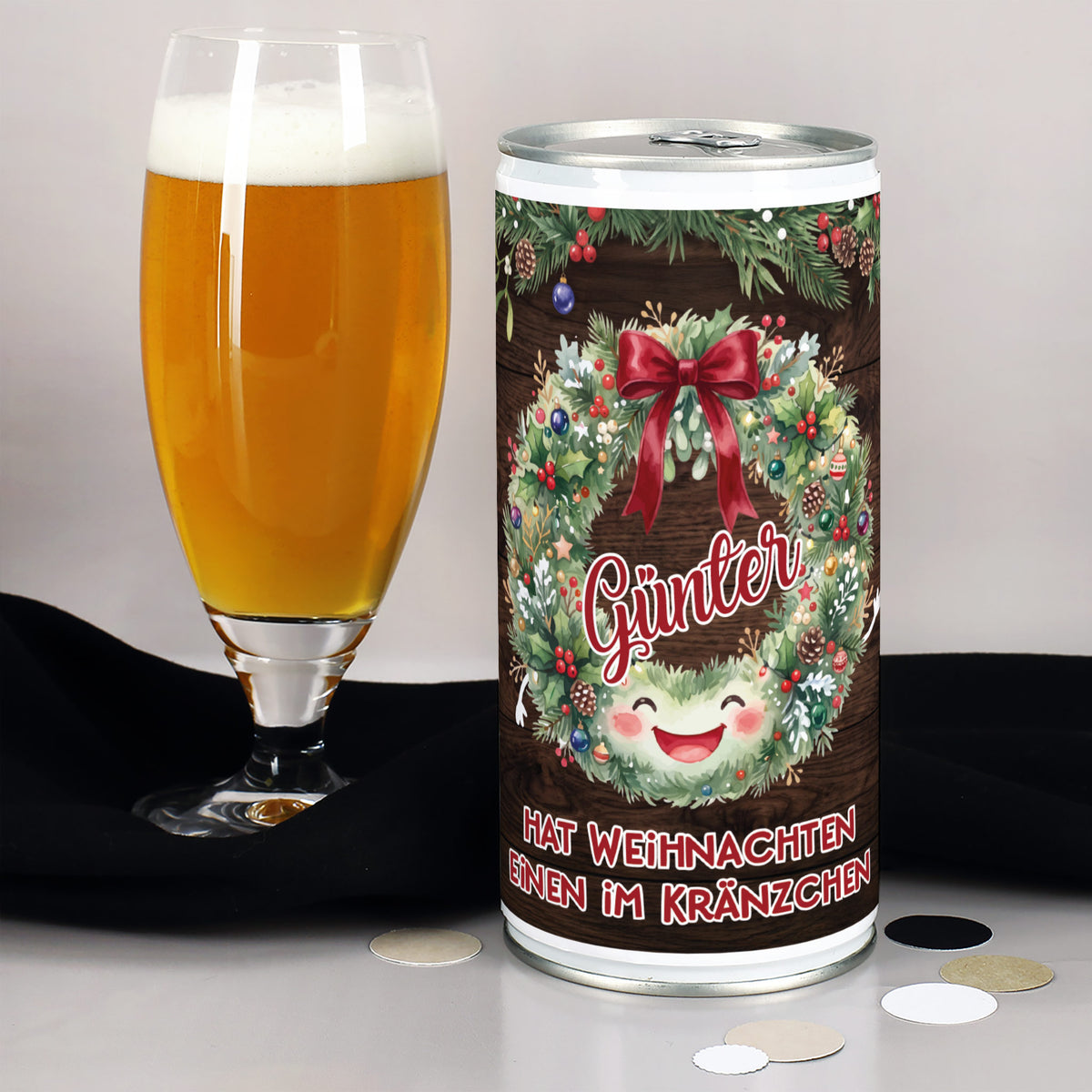 XXL Bierdose mit Name Günter und Weihnachtskranz neben gefülltem Bierglas zur Darstellung des Inhalts