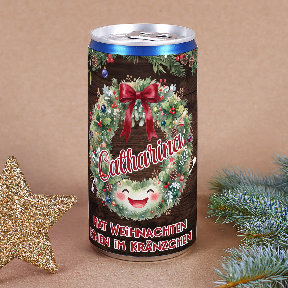 Personalisierte Secco-Dose zu Weihnachten mit Name im festlichen Weihnachtskranz und lustigem Spruch „Hat Weihnachten einen im Kränzchen“