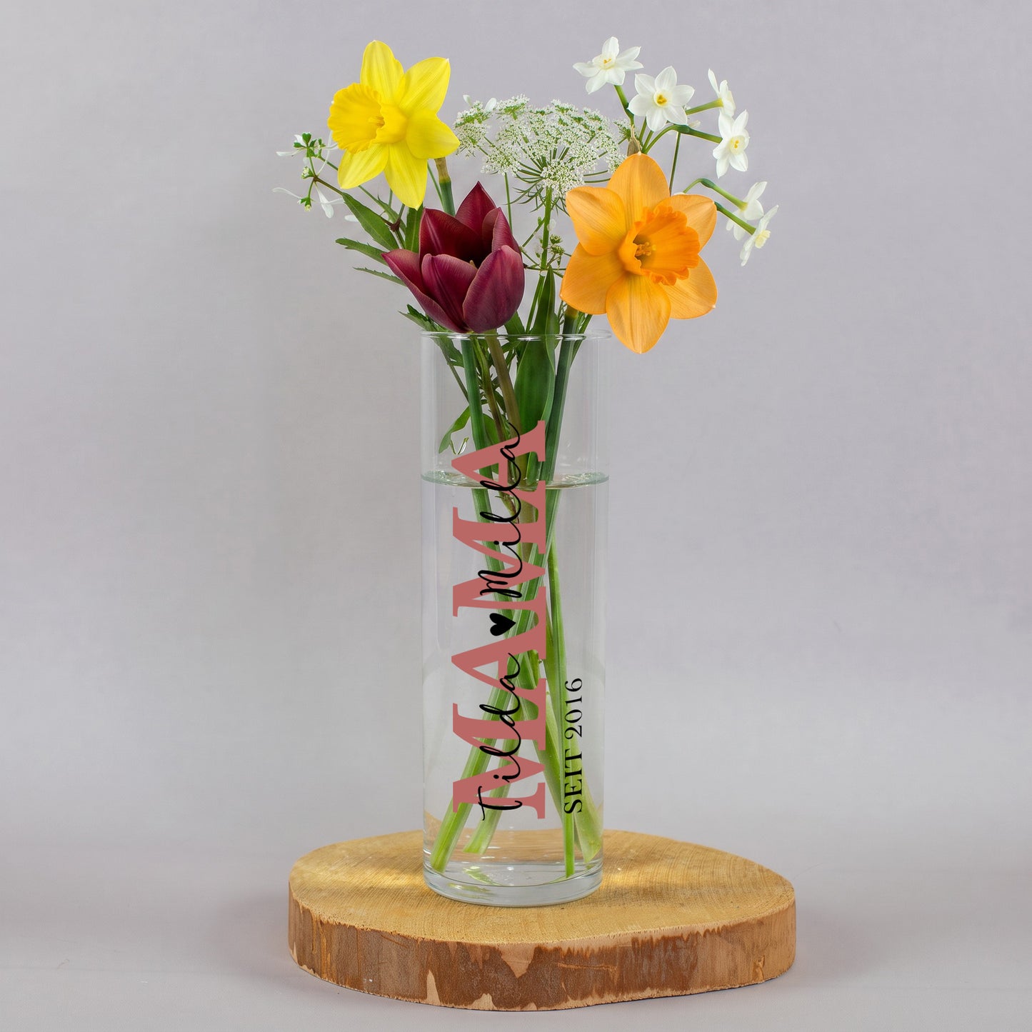Personalisierte Glasvase für Mama mit Tilda und Mila sowie Jahreszahl 2016, gefüllt mit bunten Frühlingsblumen