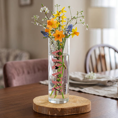 Personalisierte Knospenvase für Mama mit Namen Tilda und Mila, Jahreszahl 2014 und buntem Blumenstrauß auf dem Tisch