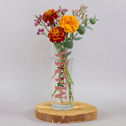 Personalisierte Mama Vase aus Glas mit Namen und Jahreszahl 2026, dekoriert mit orangefarbenen Blumen und Eukalyptus