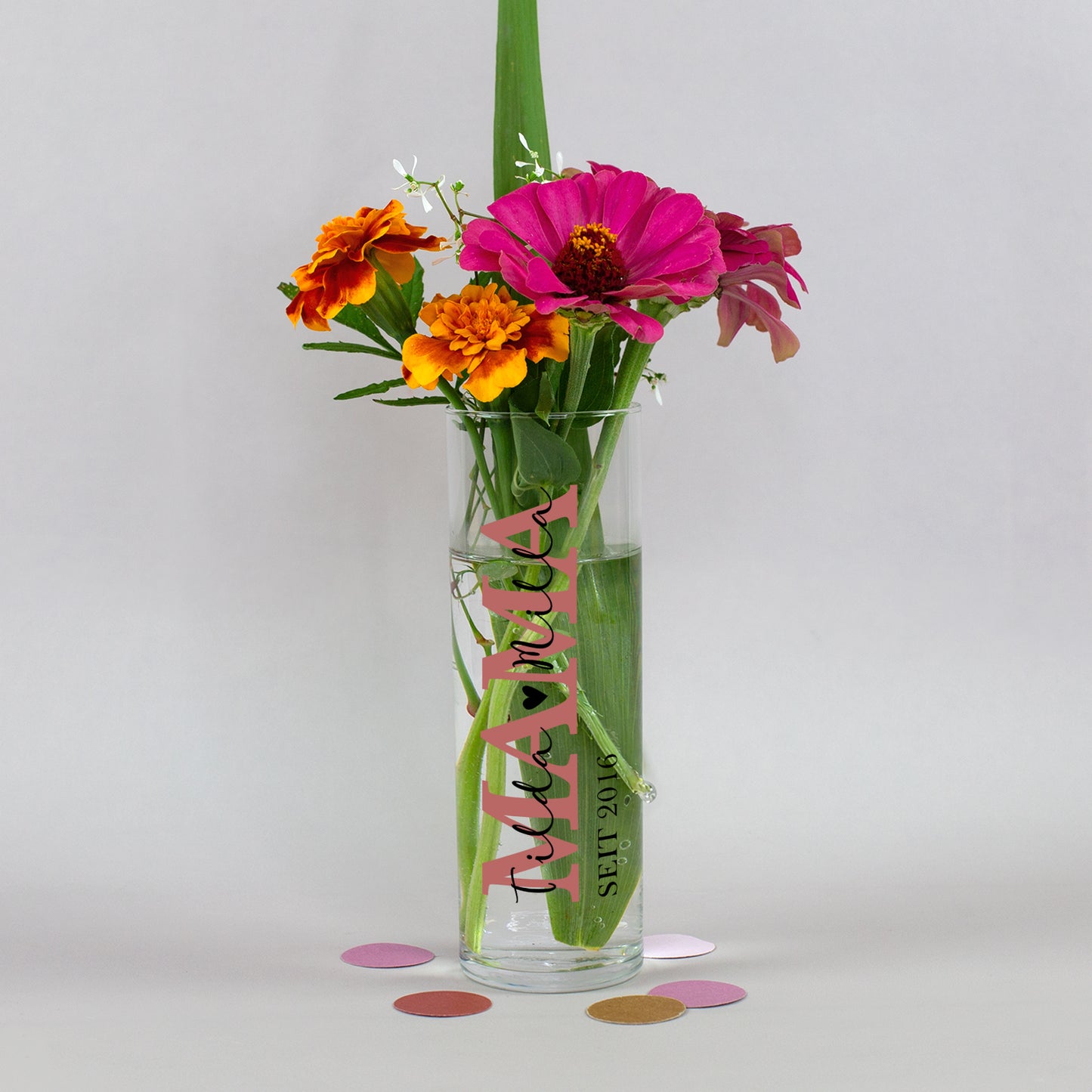 Kleine Glasvase für Mama mit Tilda und Mila, Jahreszahl 2016 und buntem Blumenstrauß als Geschenk zum Muttertag