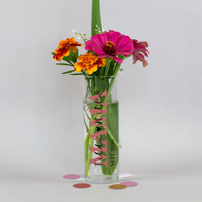 Kleine Glasvase für Mama mit Tilda und Mila, Jahreszahl 2016 und buntem Blumenstrauß als Geschenk zum Muttertag