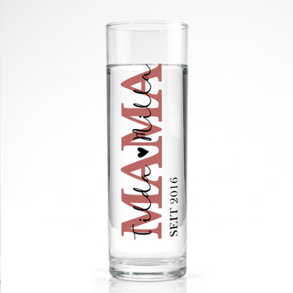Personalisierte Knospenvase aus Glas mit MAMA Schriftzug, Tilda und Mila sowie Jahreszahl 2016