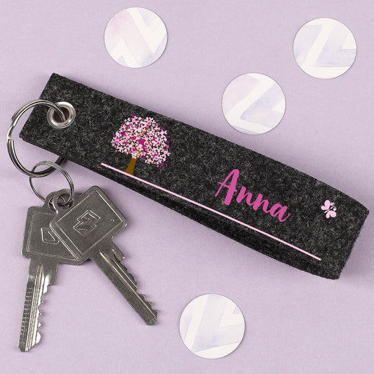 Schlüsselanhänger aus grauem Filz mit Lebensbaum bedruckt