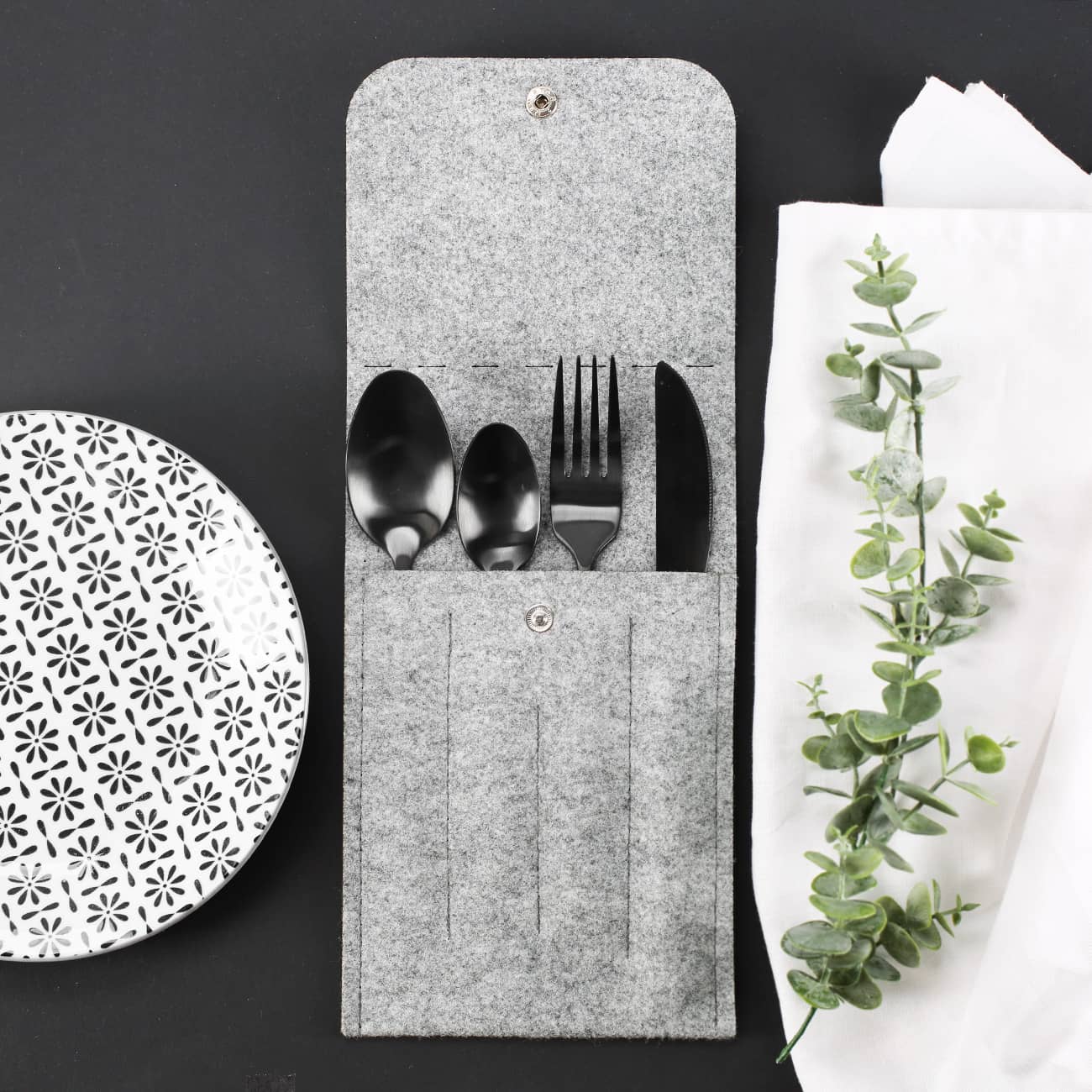 Bestecktasche mit vier Einschubfächern und Druckknopf