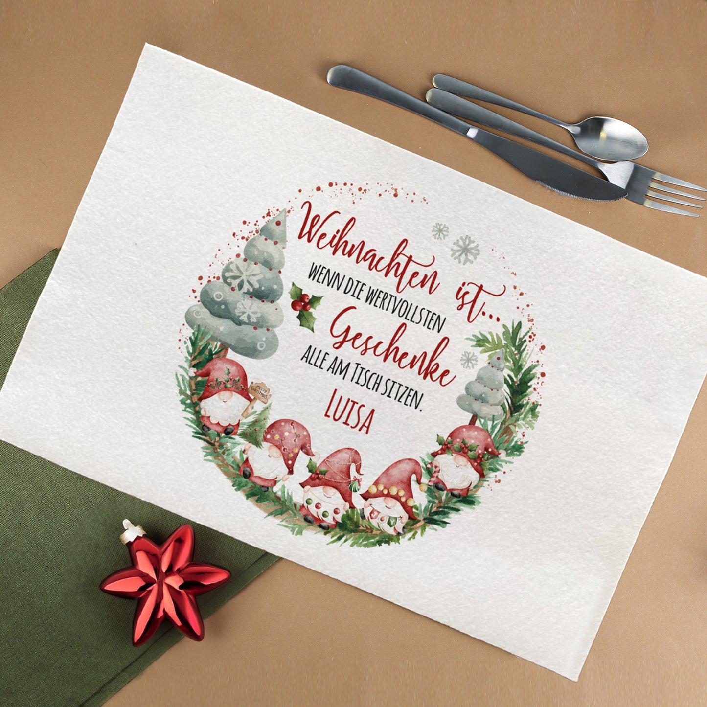 Weihnachtliches Platzdeckchen aus Filz mit Wichtelmotiv und personalisiertem Namen, dekoriert mit Besteck und rotem Sternanhänger, festlich gedeckter Tisch.
