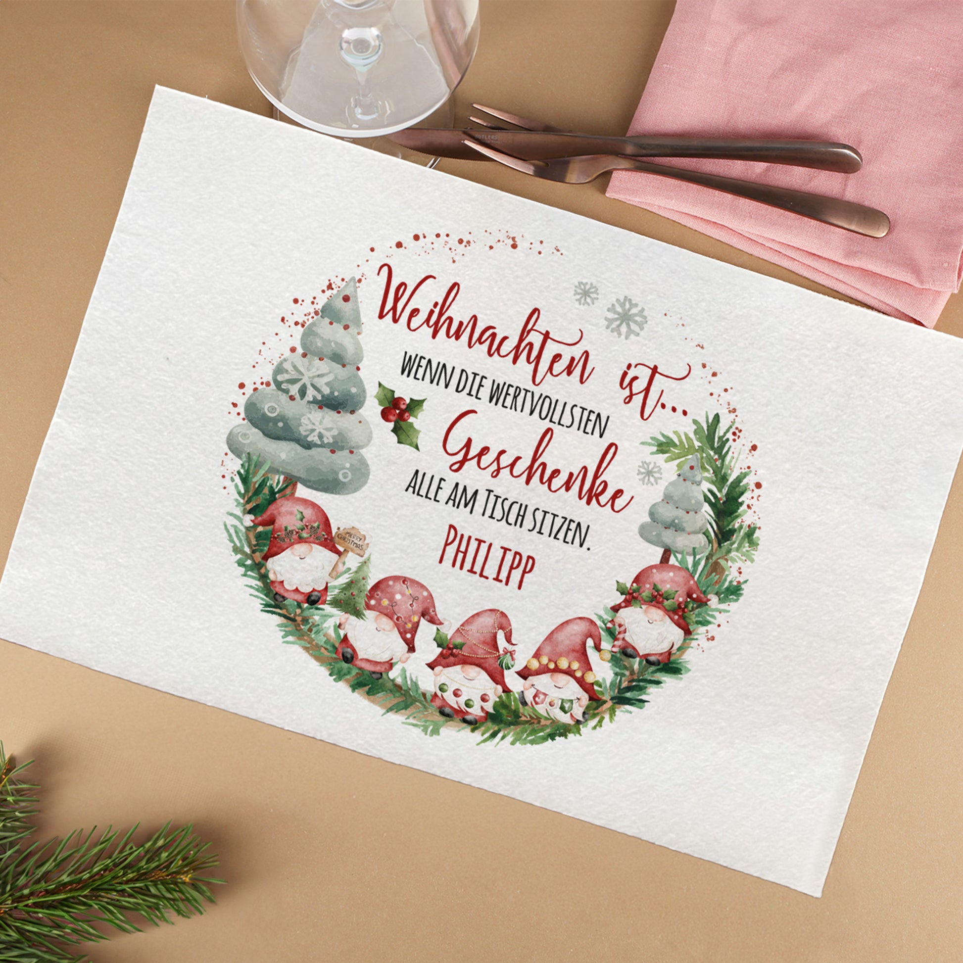 Filz Platzdeckchen mit Wichtelmotiv und weihnachtlicher Tischdeko, personalisiert mit Namen „Philipp“, Tannenzweig und Glas auf festlicher Tafel.