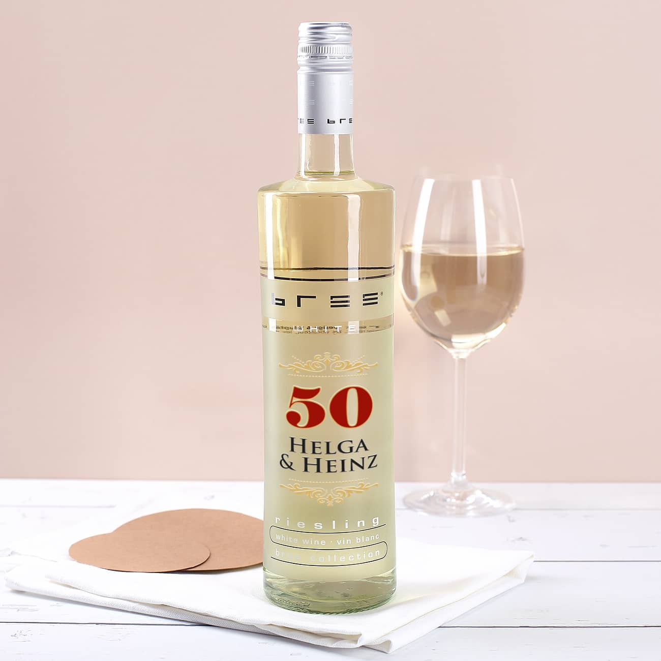 Weißwein Bree mit den Namen des Paares zur Goldenen Hochzeit