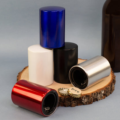 Mehrfarbige Push-Up Flaschenöffner aus Metall in Blau, Weiß, Schwarz, Silber und Rot auf Holzscheibe
