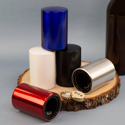 Mehrfarbige Push-Up Flaschenöffner aus Metall in Blau, Weiß, Schwarz, Silber und Rot auf Holzscheibe