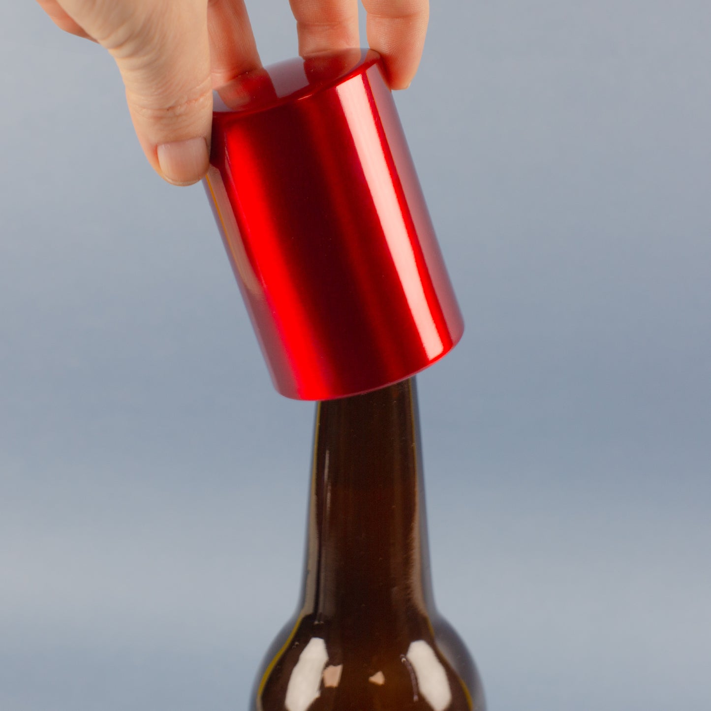 Push-Up Flaschenöffner aus Metall öffnet Bierflasche automatisch per Druckmechanismus