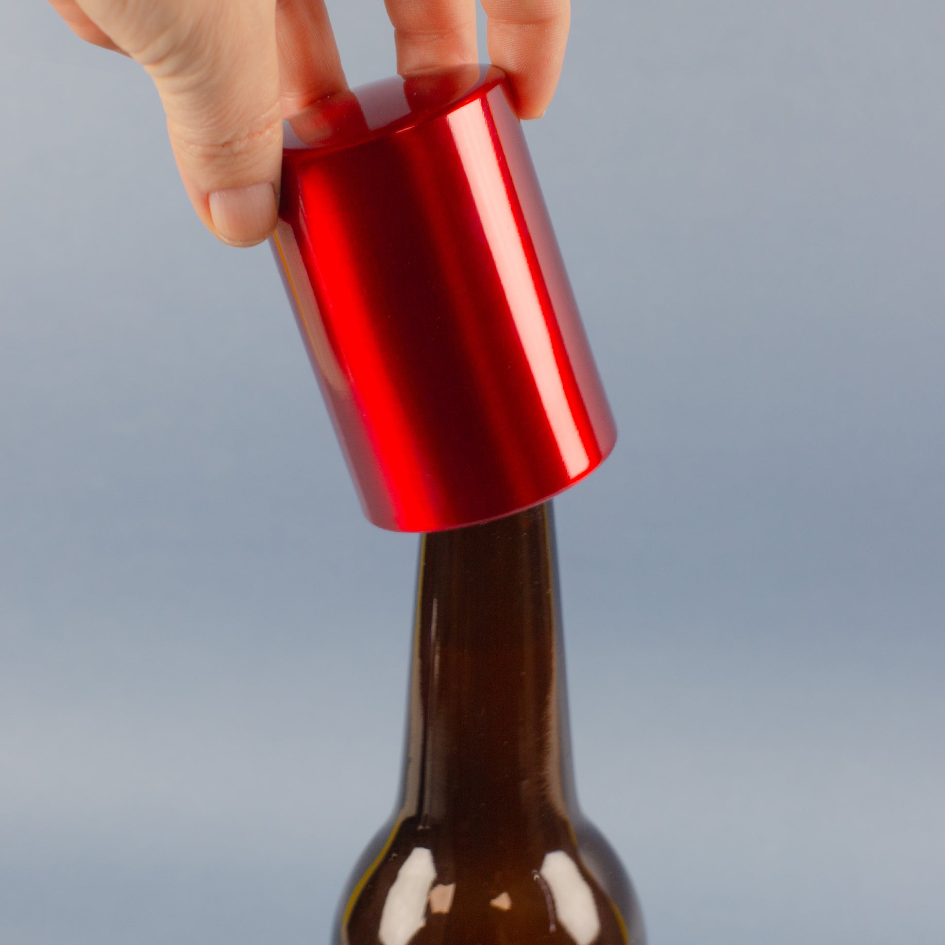 Push-Up Flaschenöffner aus Metall öffnet Bierflasche automatisch per Druckmechanismus