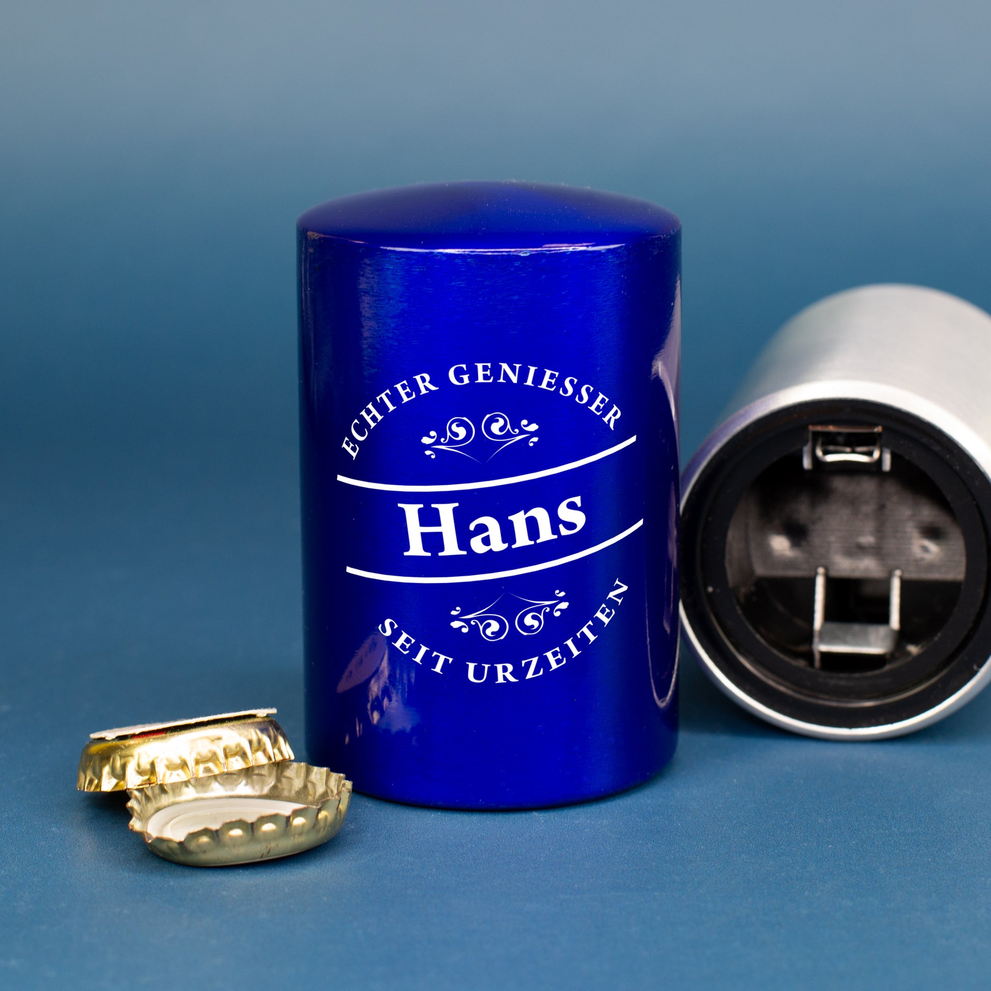 Blauer Push-Up Flaschenöffner mit Spruch „Echter Genießer – seit Urzeiten“ und Name