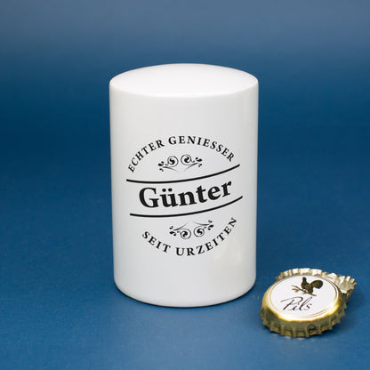 Weißer Push-Up Flaschenöffner mit Spruch „Echter Genießer – seit Urzeiten“ und Name