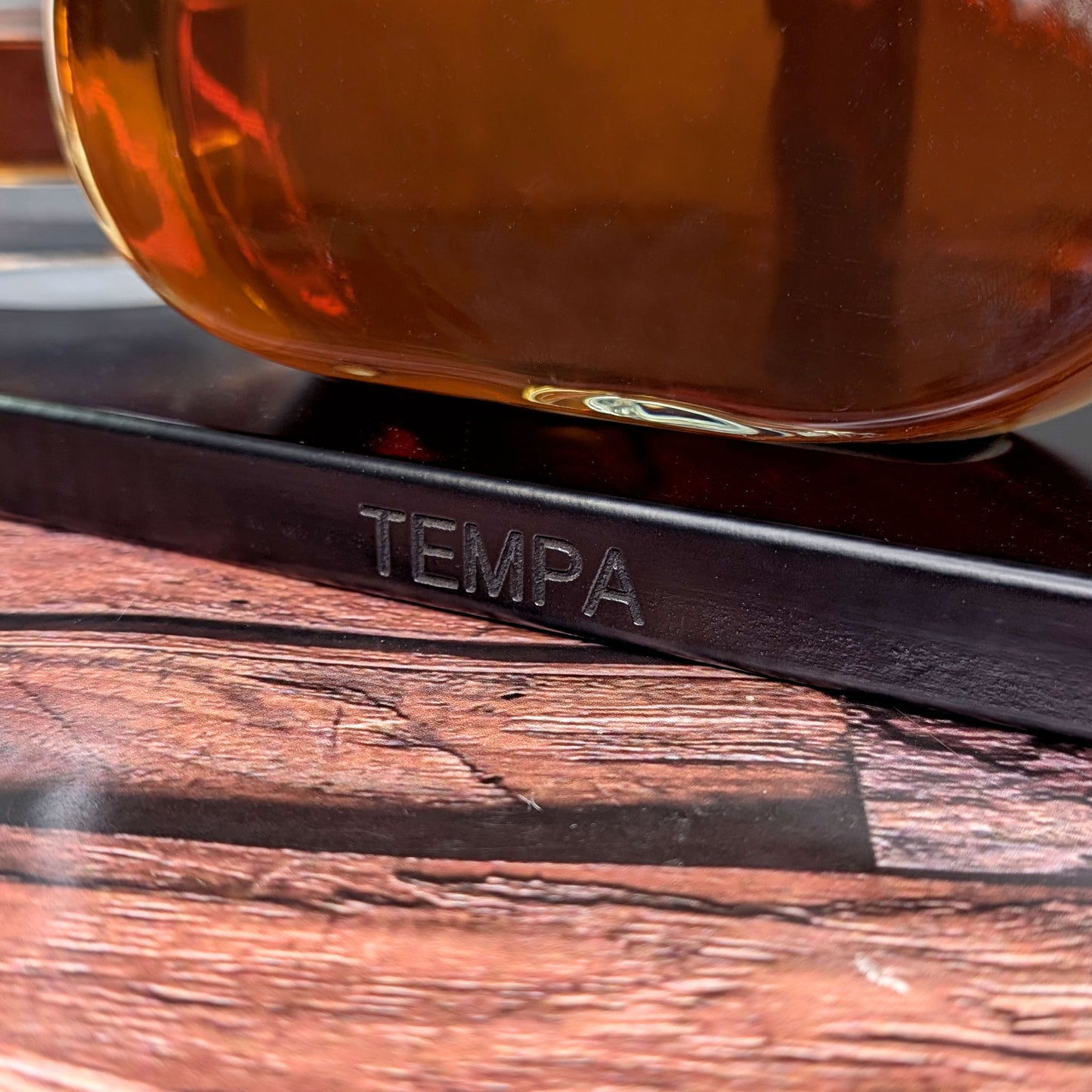 Detailansicht des Holzsockels von vorn mit dem Markennamen Tempa