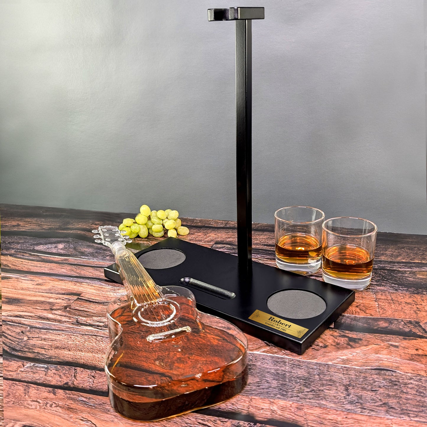 Ansicht des gesamten Whiskysets mit Gitarre und Gläsern auf Präsentationssockel