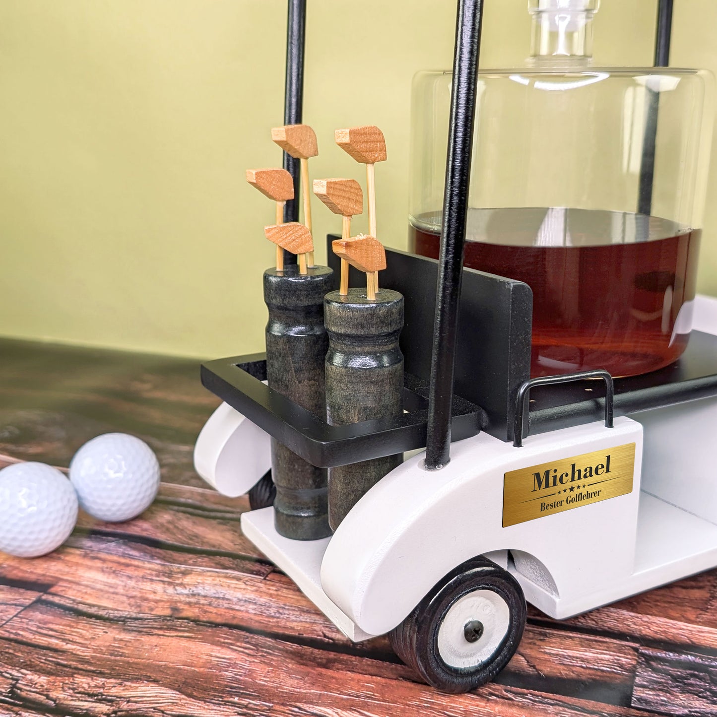 Rückseite des Golfcarts mit zwei Golfbags und Mini-Golfschlägern als dekoratives Element
