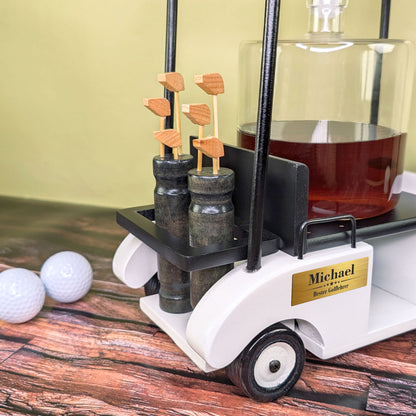 Rückseite des Golfcarts mit zwei Golfbags und Mini-Golfschlägern als dekoratives Element