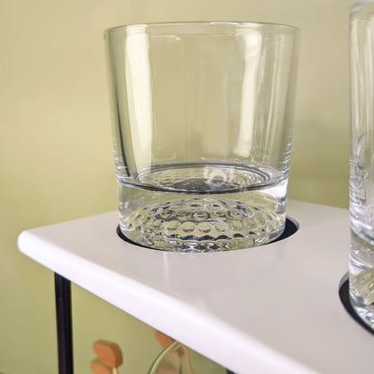 Detailaufnahme eines Glases mit Golfballstruktur am Boden
