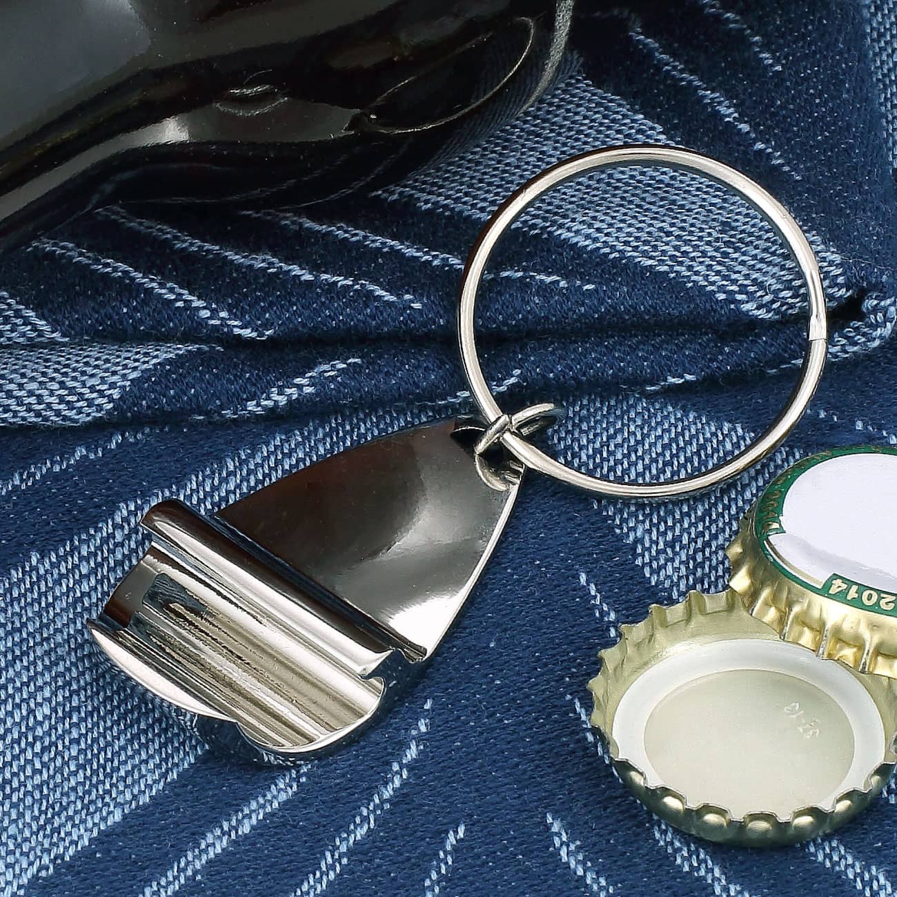 Mit Flaschenöffner auf der Rückseite