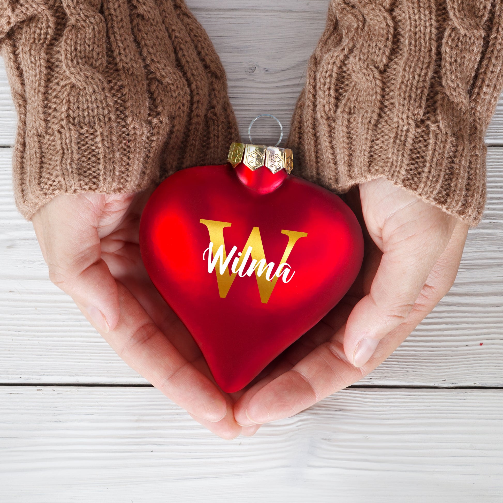 Personalisierte Herz-Weihnachtskugel mit Initiale W und Name Wilma in Händen gehalten