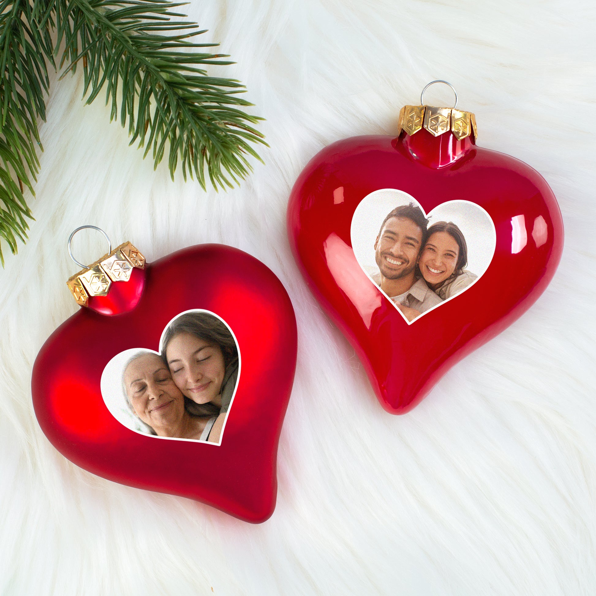 Zwei personalisierte Christbaumkugeln mit Fotos – individuelle Weihnachtsdeko in Herzform