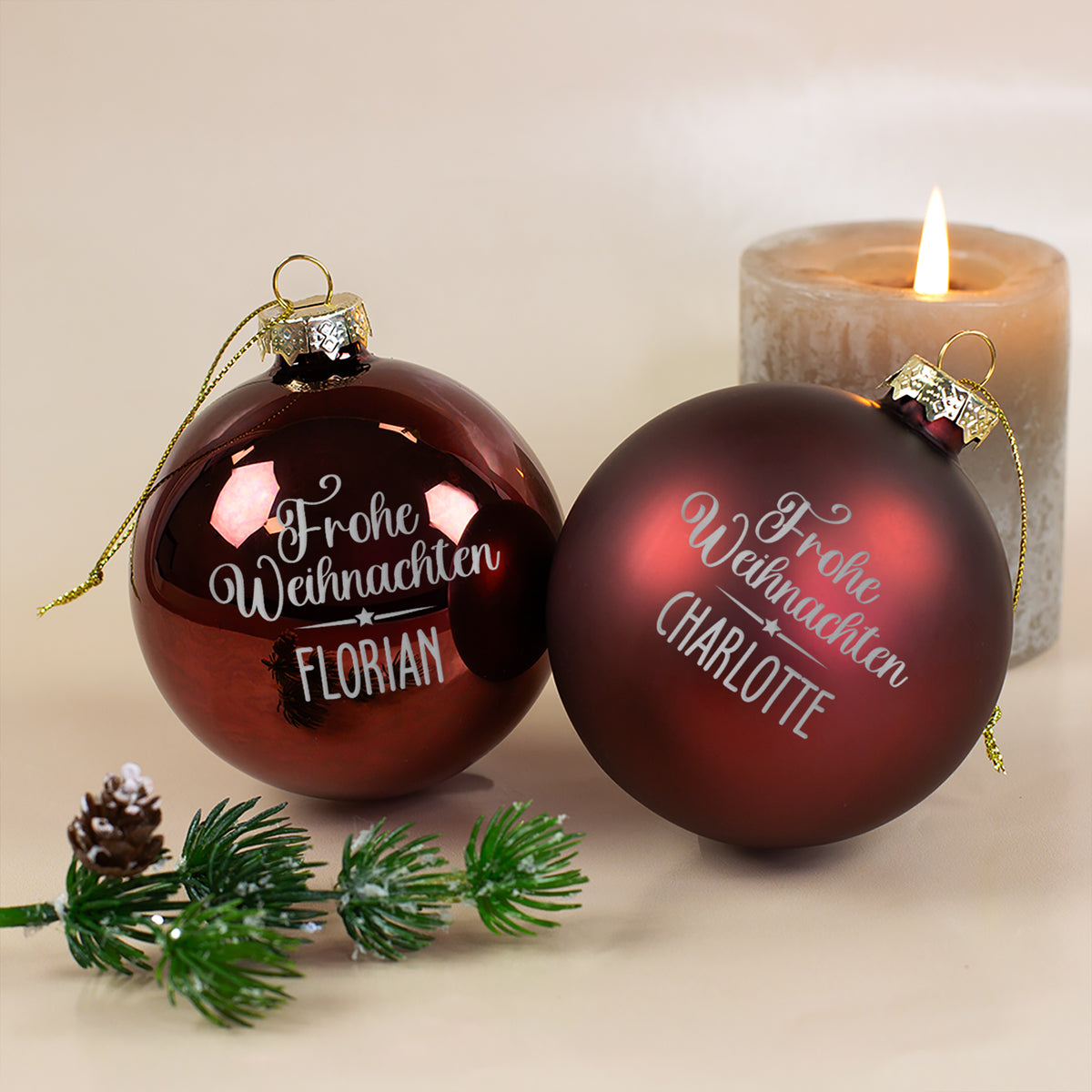 Weihnachtskugel mit Name graviert 'Frohe Weihnachten' | Christbaumkugel 8 cm in Burgund Rot