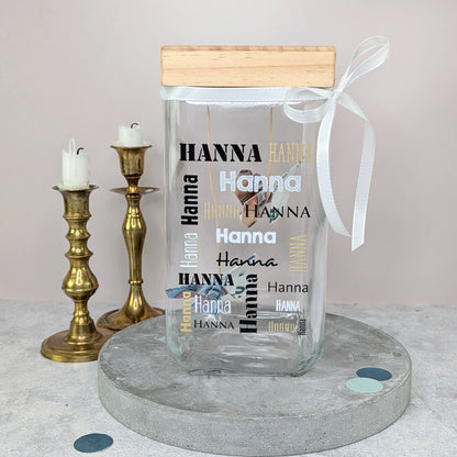 Vorratsglas mit Namensaufdruck – befüllt mit Geld, seitliche Ansicht